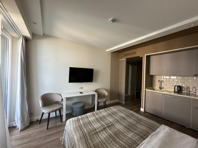 Интерьер светлой квартиры-студии 30,65 м² в Alliance Palace в Батуми