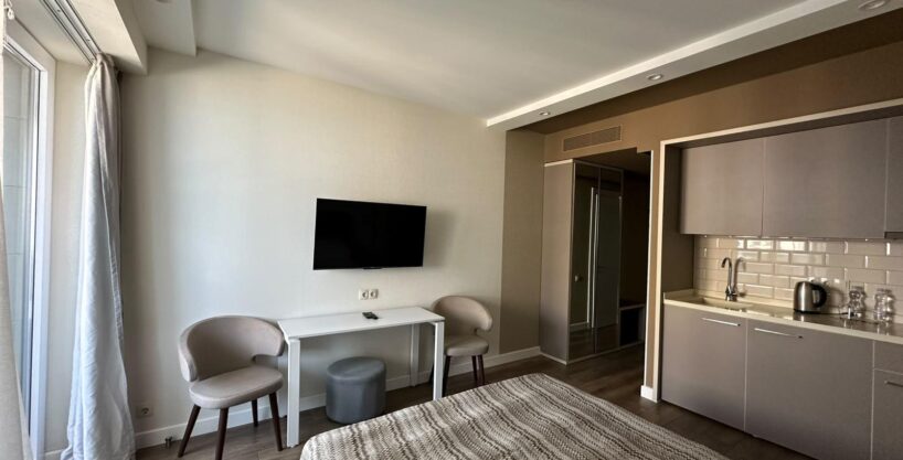 Интерьер светлой квартиры-студии 30,65 м² в Alliance Palace в Батуми