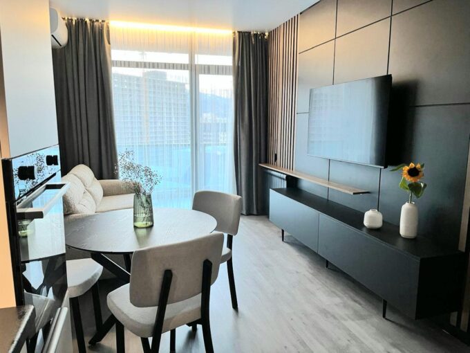 Интерьер светлой 2-комнатной квартиры 55 м² в Bagrationi Residence