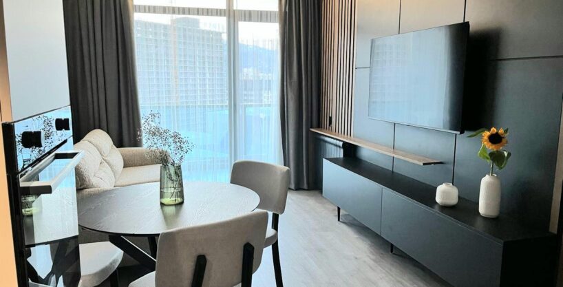 Интерьер светлой 2-комнатной квартиры 55 м² в Bagrationi Residence
