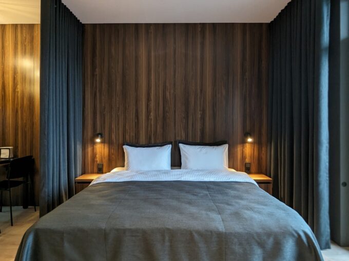 Двуспальная кровать в квартире жилого комплекса Intourist Residence по адресу ул. Пиросмани, 17