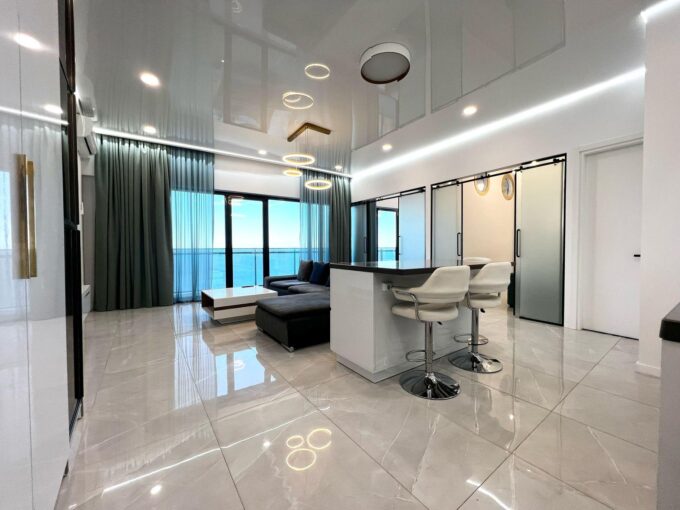 Просторная гостиная в квартире 77 м² в Metro City Legend