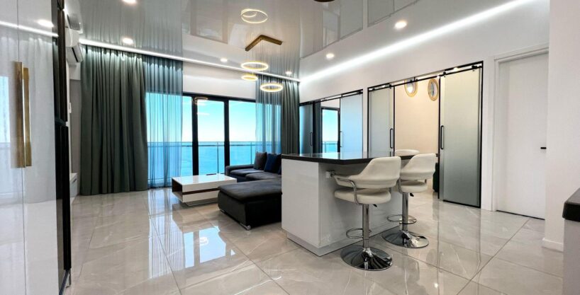 Просторная гостиная в квартире 77 м² в Metro City Legend