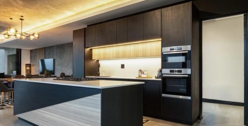 Кухня с техникой Bosch в апартаментах Sea Home Batumi