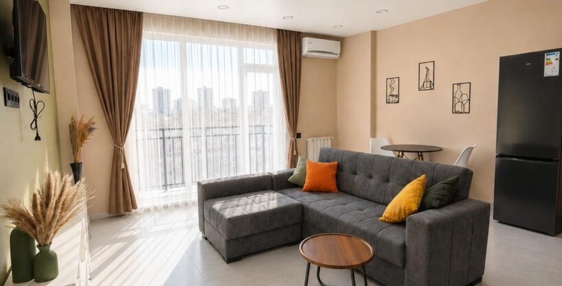 Гостиная с диваном в квартире 51 м² в Батуми ул. Ангиса, 5