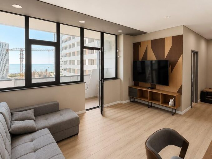 Просторная гостиная в квартире 81,2 м² с видом на море Intourist Residence
