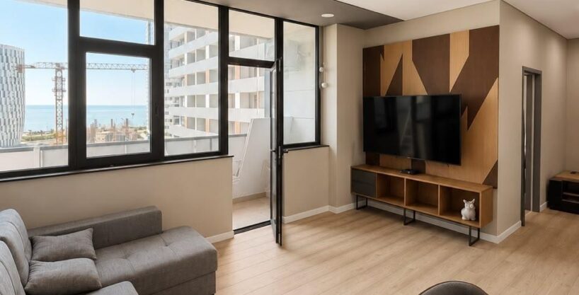 Просторная гостиная в квартире 81,2 м² с видом на море Intourist Residence