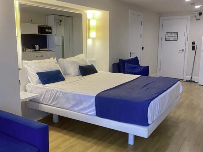 Продажа квартиры у моря в Батуми — Orbi City, $48 500 - кровать