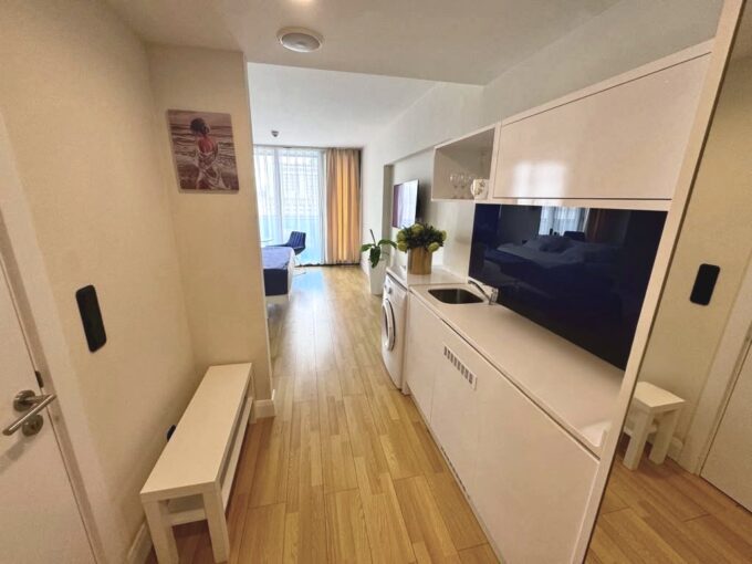 Квартира в Батуми на первой линии — Orbi City, 33 м² - прихожая