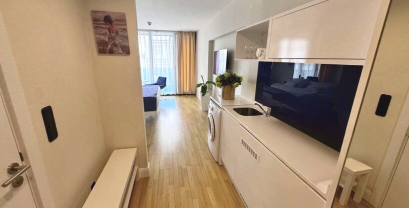 Квартира в Батуми на первой линии — Orbi City, 33 м² - прихожая