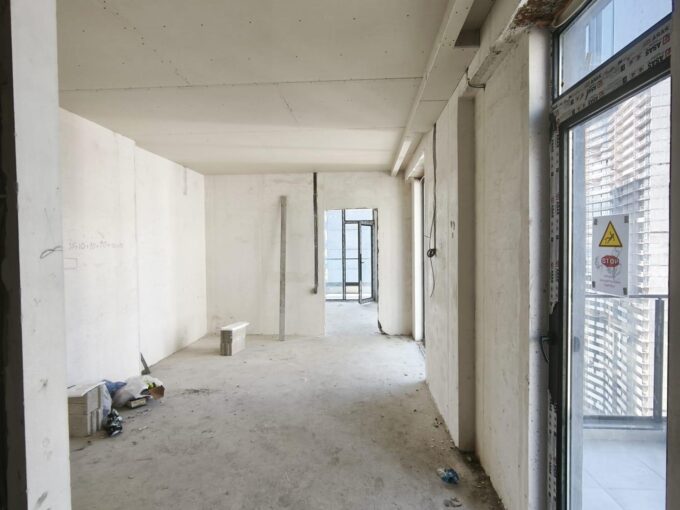 Гостиная в состоянии белого каркаса в 2-комнатной квартире Solis Residence, Батуми