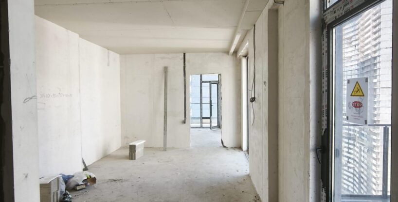 Гостиная в состоянии белого каркаса в 2-комнатной квартире Solis Residence, Батуми