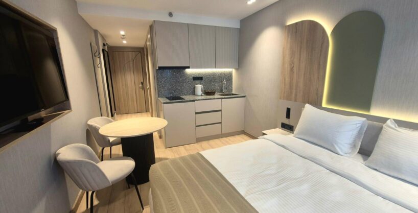 Общая зона студии Marina Club в Батуми с кухней, кроватью, столом и телевизором
